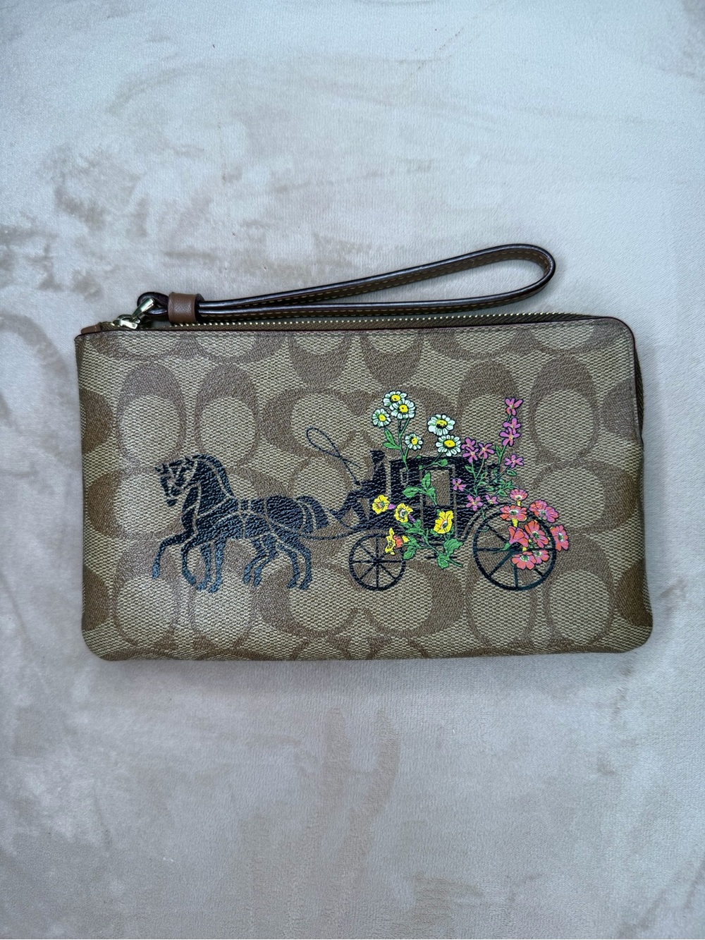 COACH CORNER ZIP WRISTLET IN SIGNATURE CANVAS WITH FLORAL HORSE AND CARRIAGE
